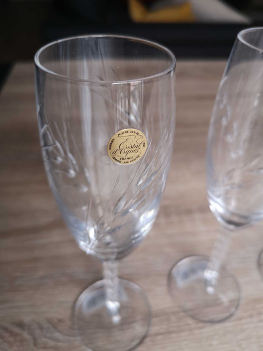 Cinzeiro, copos e vazo de cristal