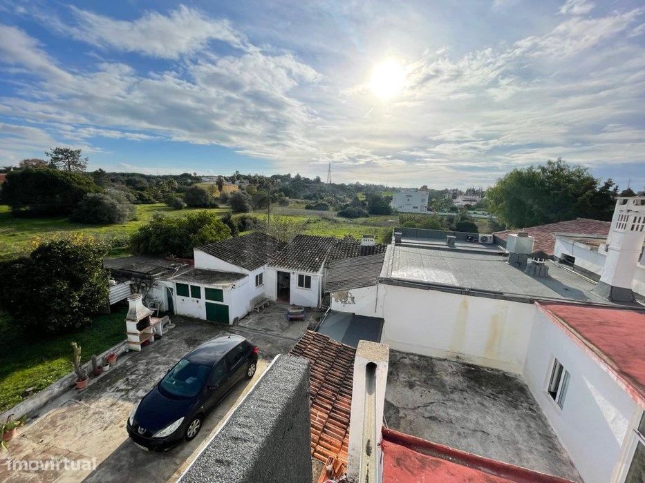 Propriedade de utilização mista, destinada a habitação e comércio, ...