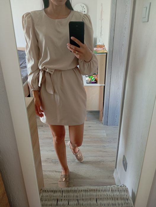 Sukienka S beżowa elegancka