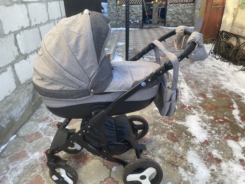 Продам коляску 2 в 1 . Подойдет и для девочки и для мальчика.