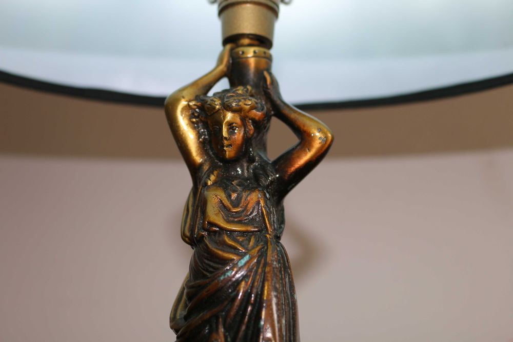 candeeiro de mesa mulher com vaso