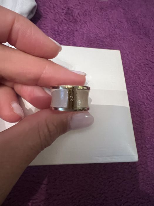 Anel dourado da Calvin Klein