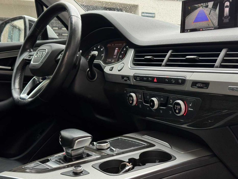 Автомобіль Audi Q7