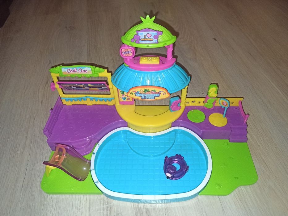 Moji pops pool party