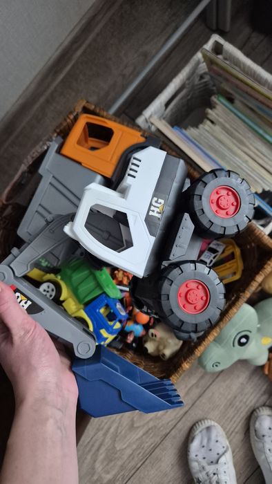 Продам цілу коробку іграшок !