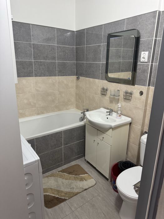 Przestronne mieszkanie z balkonem – w pełni umeblowane