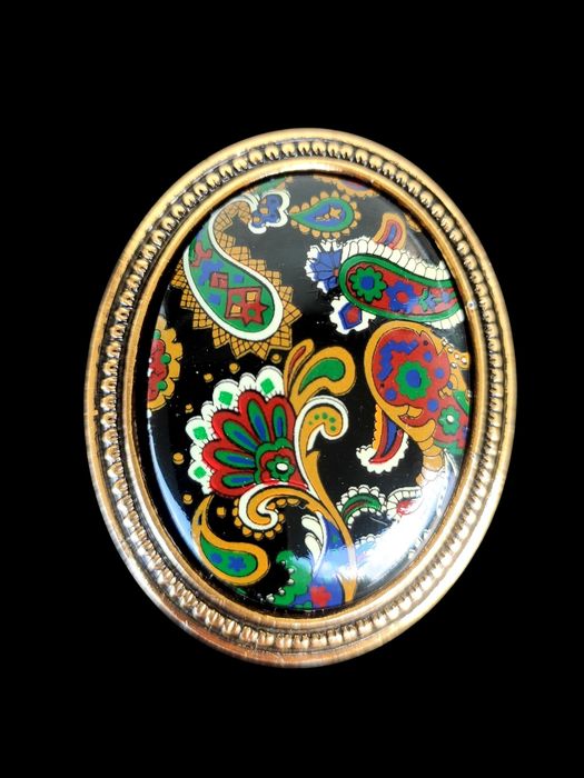 Vintage! Bardzo piękna broszka w złotej oprawie.