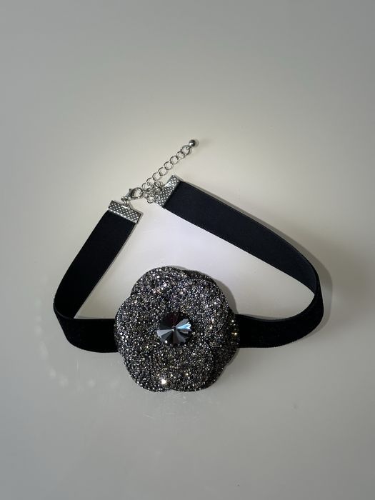 Роскошный чокер на шею с цветком усеянным камнями