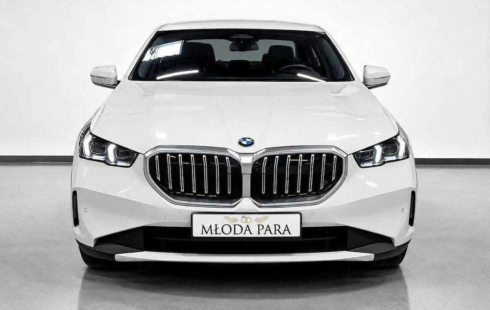 Nowe BMW Serii 5 (G60) w kolorze białym – Luksus i Elegancja na Wasz Ślub!