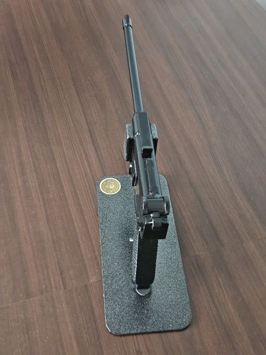 Metalowa rzeźba pistoletu