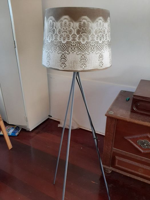 Candeeiro de pé.