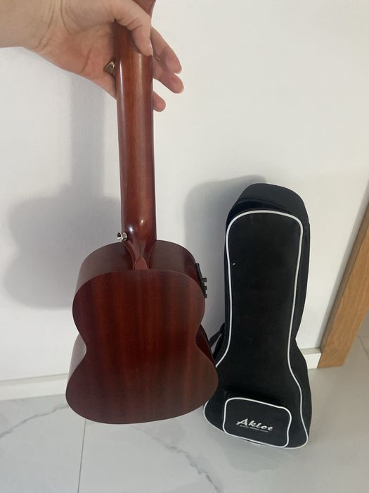 Ukulele giatara .