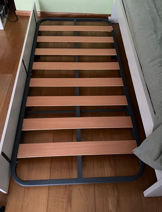 Cama  dupla Ikea com um colchão