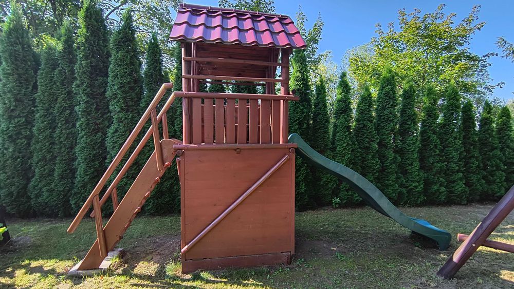 Domek drewniany ze zjeżdżalnią