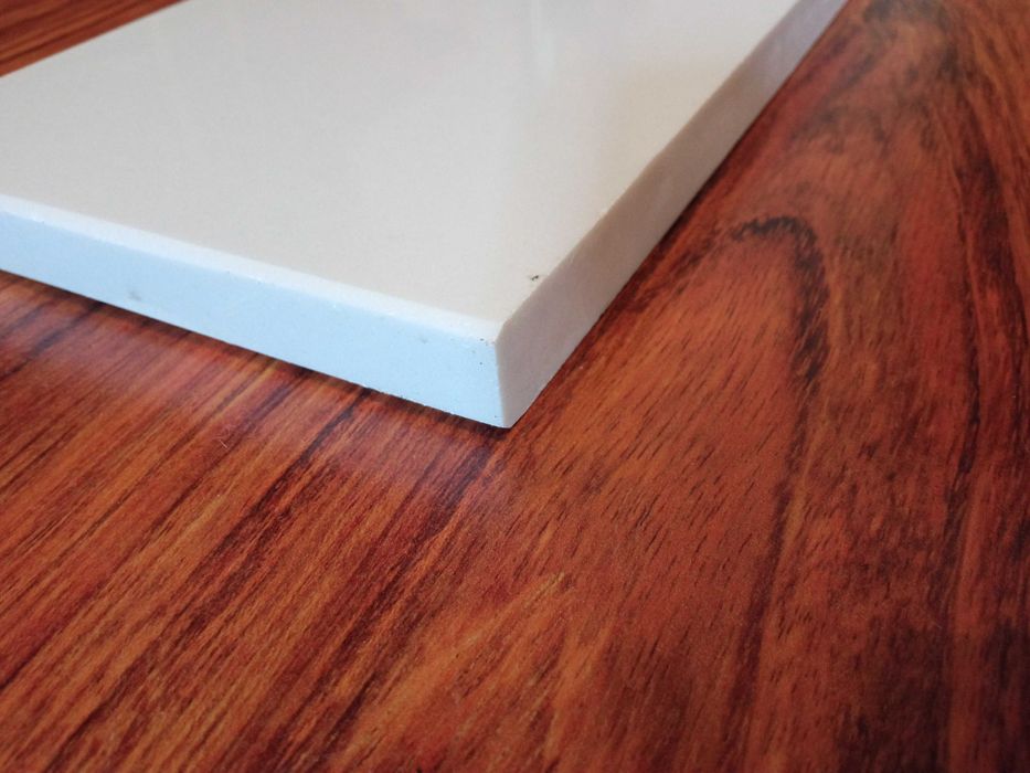 Parapet. 79x17x2 cm