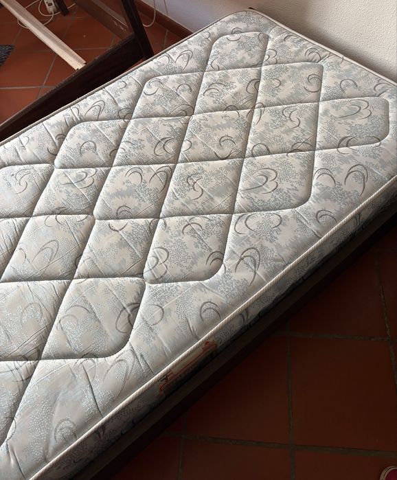 Cama de solteiro + colchão – 100€
