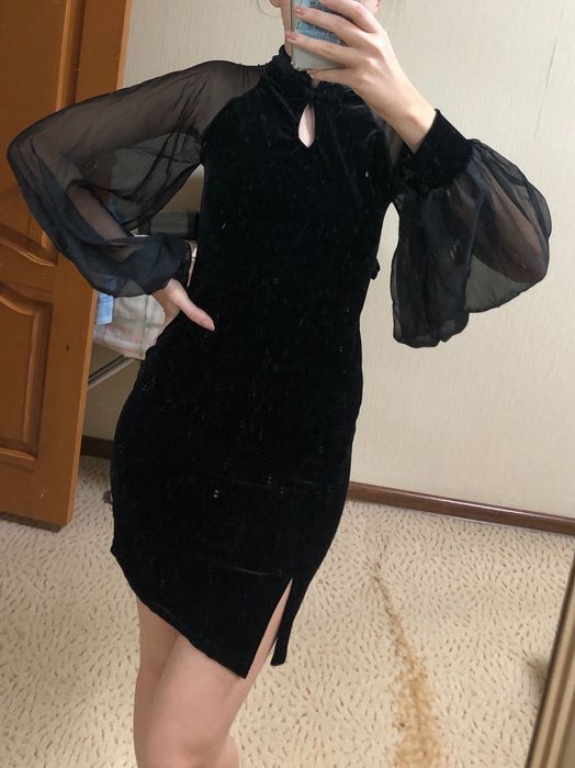 Чёрное велюровое платье с объемными рукавами