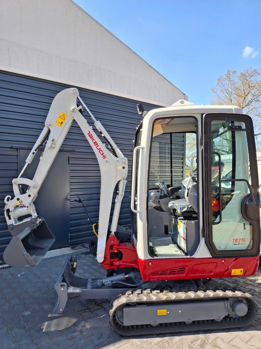 Minikoparka Takeuchi TB216 V4 gąsienicowa – 1,8 t  POWERTILT  w zestawie z przyczepką ciężarową IFOR WILLIAMA GH94BT 2700kg ładowność
