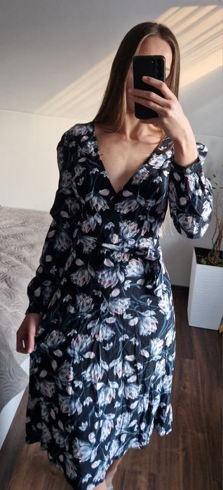 Czarna sukienka w kwiaty Miss Selfridge, rozmiar S, 100% wiskoza
