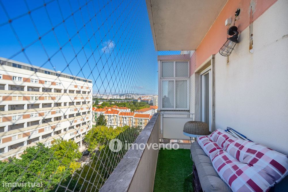 Apartamento T3+1 com áreas amplas e cozinha equipada, no Lumiar