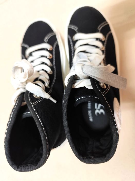 Sapatilhas pretas  com sola plataforma - Bershka (T. 35)