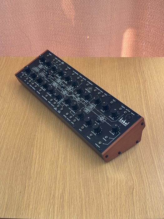 Behringer Kobol sintetizador   Analog