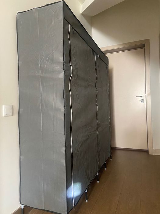 Roupeiro em metal com cobertura de tecido
