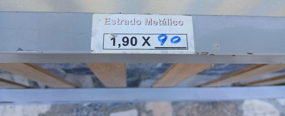 Estrado metálico de cama.