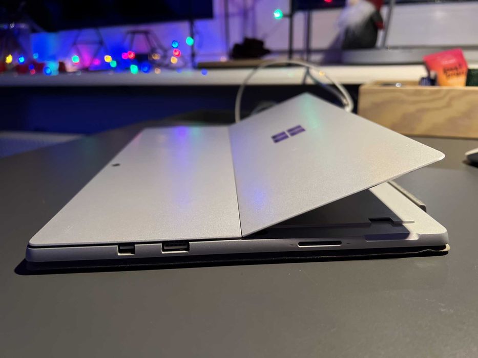 Microsoft Surface Pro 1796 i5-7300U 2.60GHz 8GB RAM 128 GB SSD ZESTAW