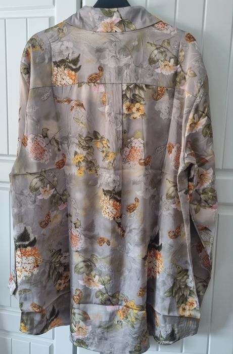 Camisa de manga comprida, acetinada, cinza com flores. XL