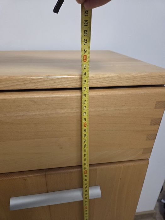 Komoda w kolorze drewna wąska