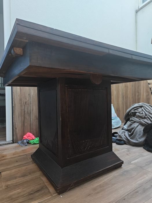Mesa extensível em madeira de castanho trabalhada + 5 cadeiras
