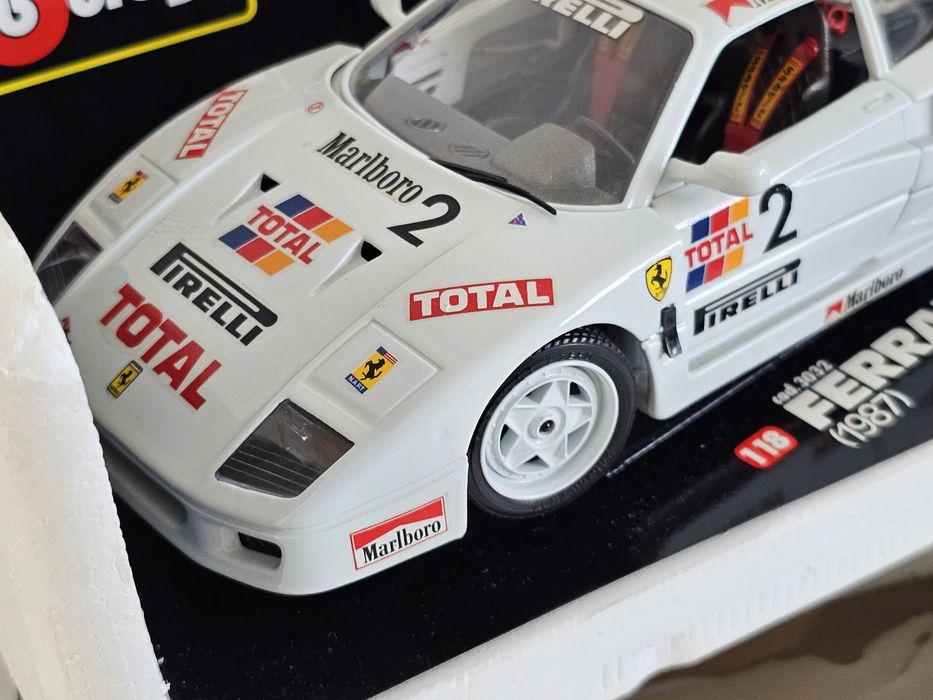Ferrari f40 z 1987 roku bburago 1/18 wersja sportowa biała