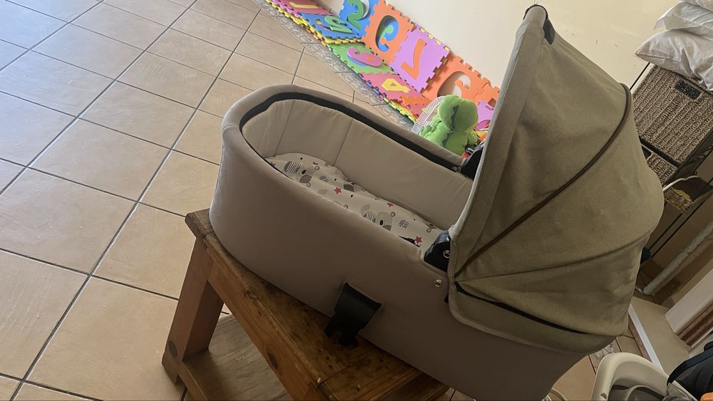 Ovinho e berço movel chicco praticamente novos