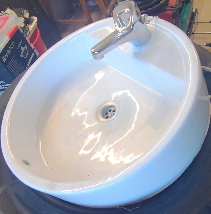 Umywalka nablatowa z baterią