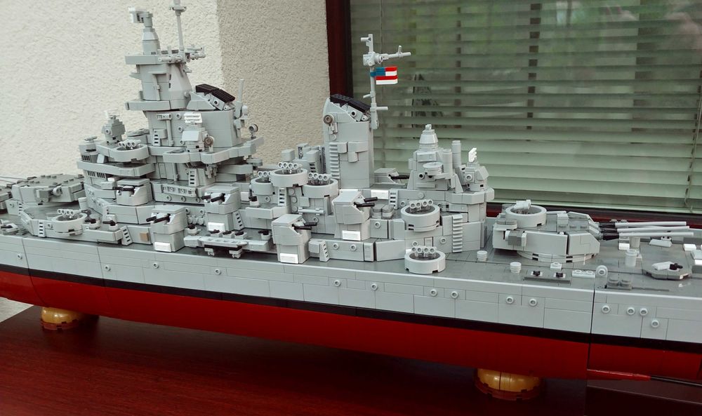 Pancernik Iowa z klocków typu lego skala 1:200 Gigant