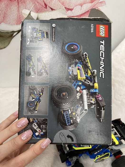 zestaw LEGO Technic Wyścigowy łazik terenowy (42164).