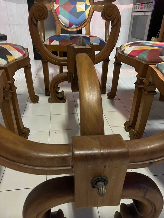 Conjunto de Mesa de Jantar Único – Estilo Clássico com 6 Cadeiras