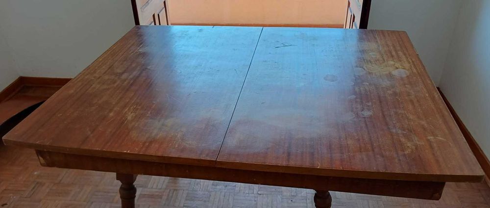Mesa de jantar, extensível e usada