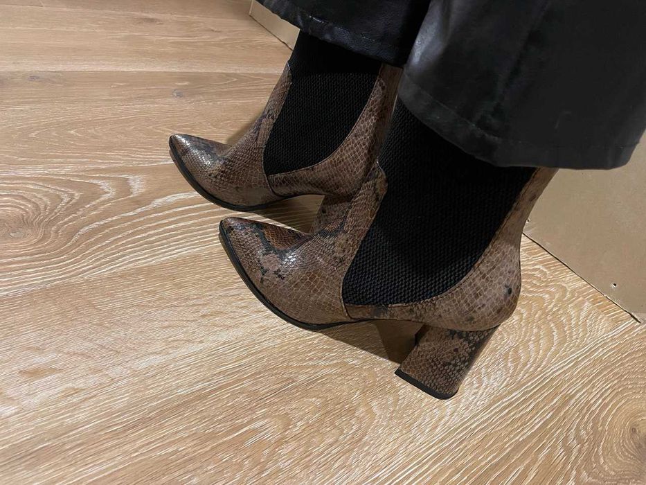 Козаки-ботинки жіночі RESERVED, екошкіра, зміїний принт, р.38.