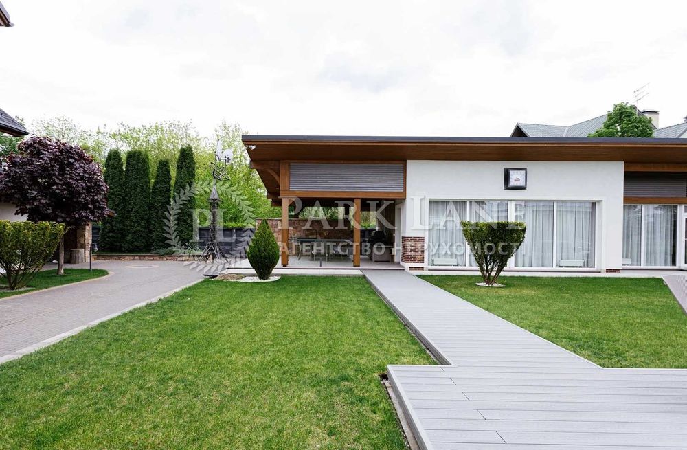 Продаж якісного будинку з просторою територією в Лісниках