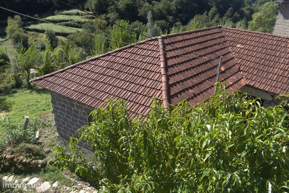 Moradia de Pedra com Terreno – Chamoim, Terras de Bouro