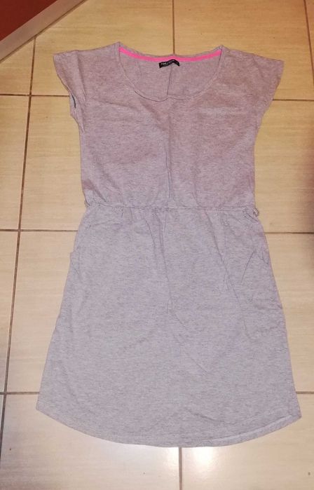 Sportowa sukienka z kieszeniami kolor szary.