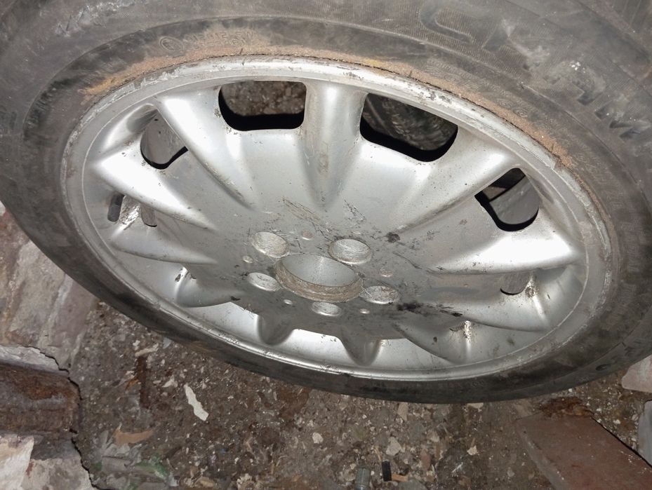 Продам два разных колеса Мерседес.