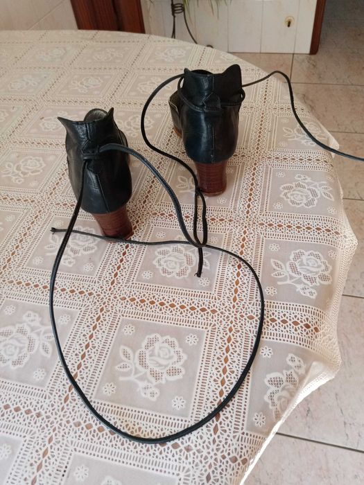 Sapato de senhora (tipo bota) em pele azul escuro , com atilhos