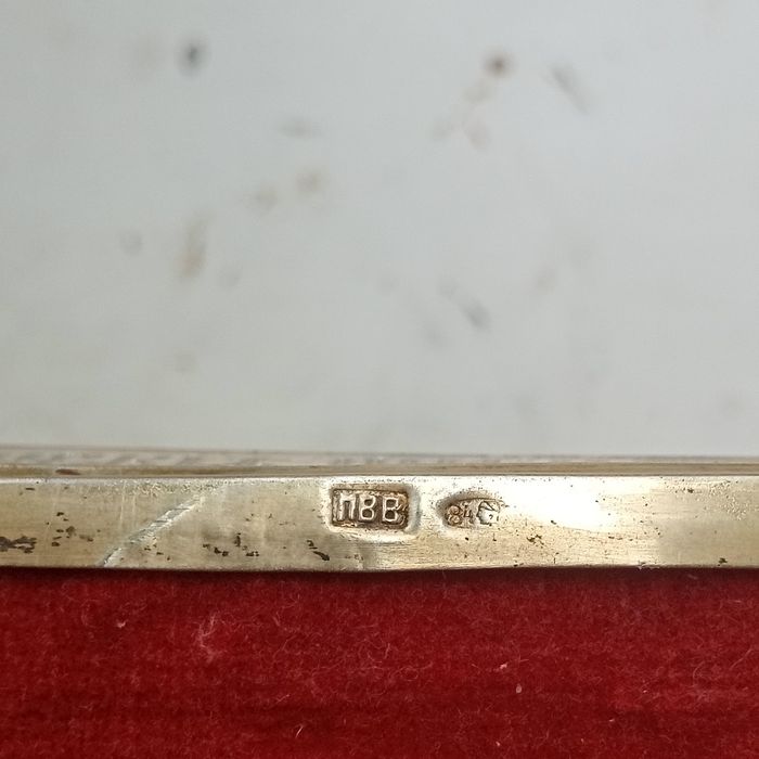 Продам икону в киоте.