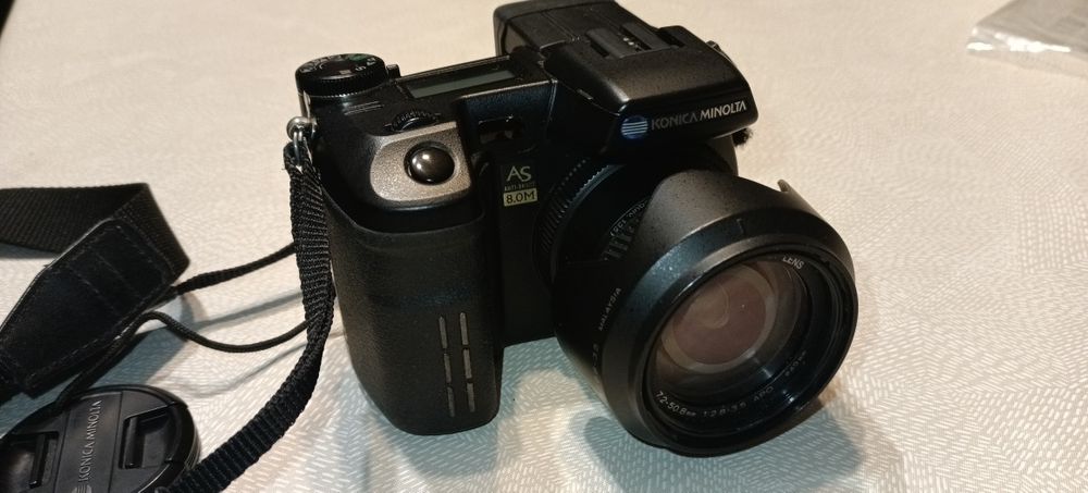 Konika Minolta Dimage A2 + lampa błyskowa Minolta + barety pack...
