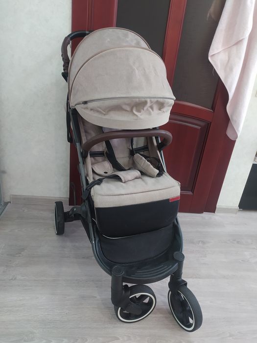 Дитяча прогульочна коляска Carello