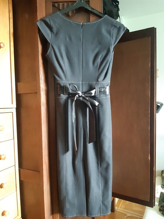 Popielata sukienka za kolano