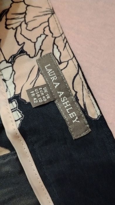 Spodnie typu palazzo z cupro marki Laura Ashley.